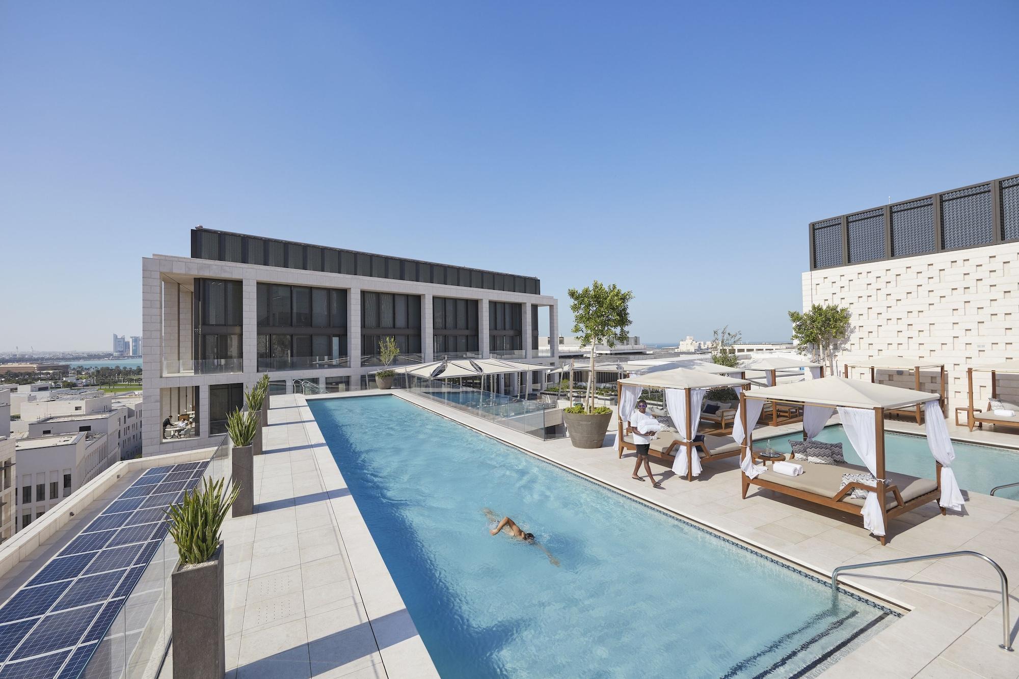 多哈文华东方酒店 外观 照片 The swimming pool at the top of the hotel