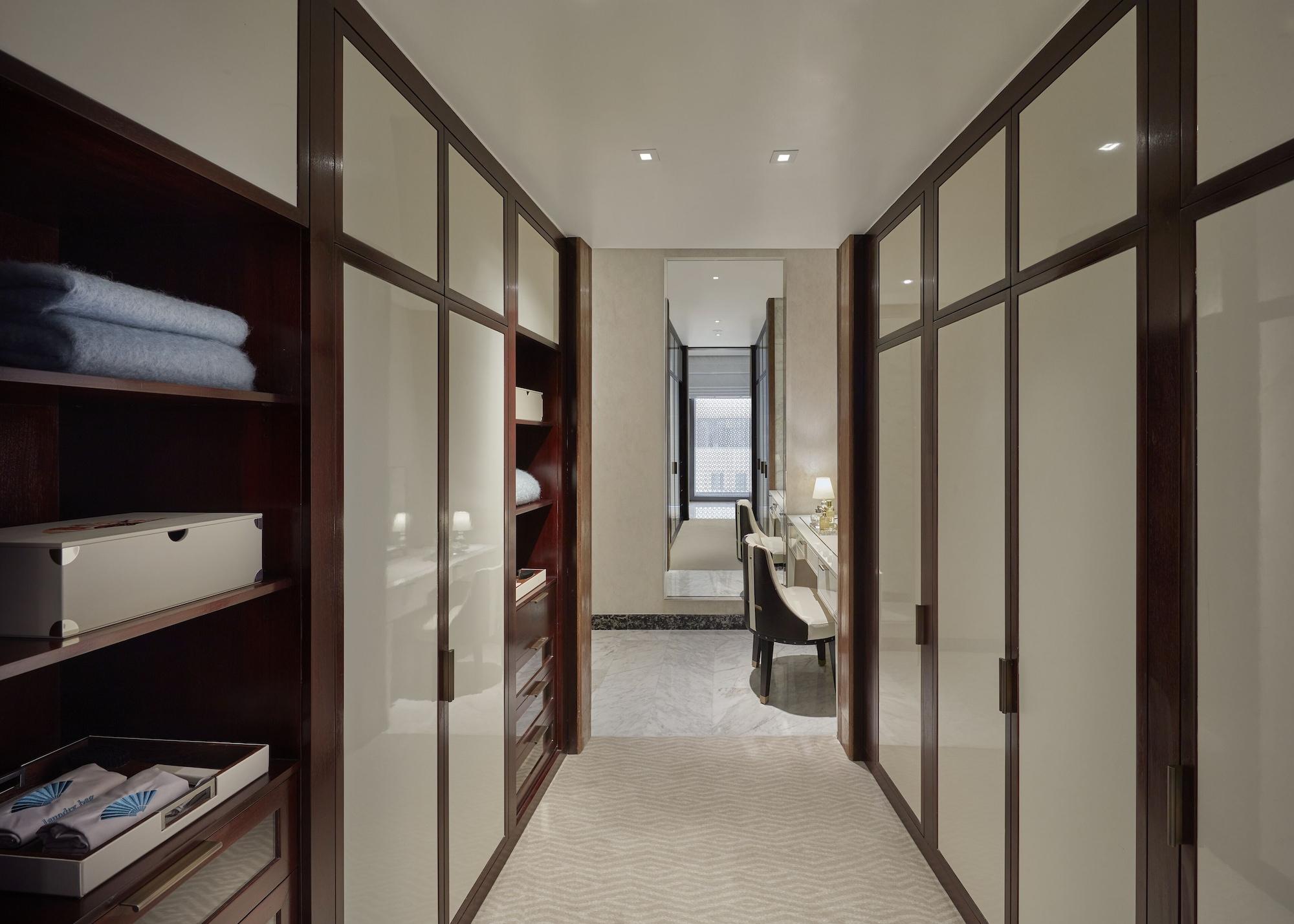 多哈文华东方酒店 外观 照片 A walk-in closet